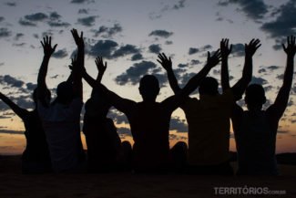 A energia boa dos amigos no pôr do sol nas dunas
