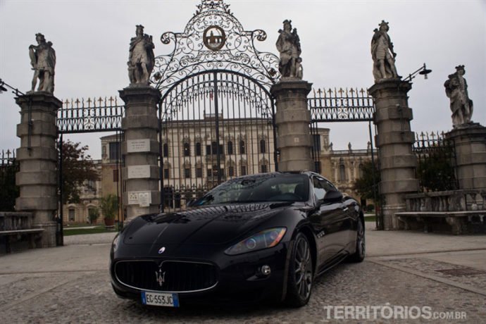 Maserati m frente à Villa Contarine