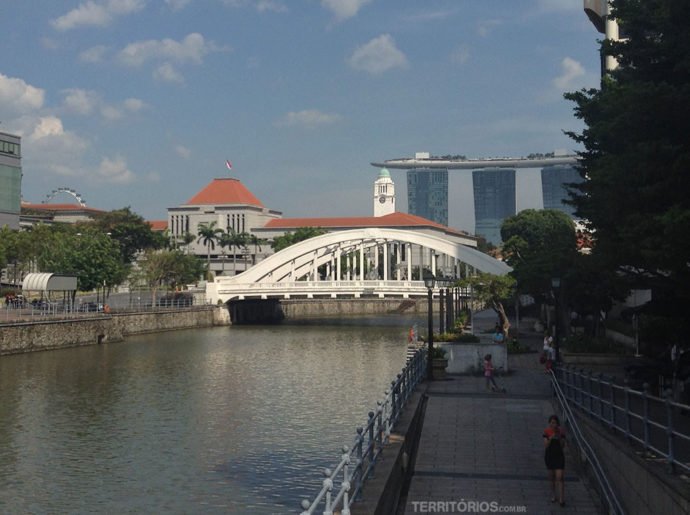 Riverwalk com vista para o Parlamento, Victoria Theatre e Marina Bay Sands