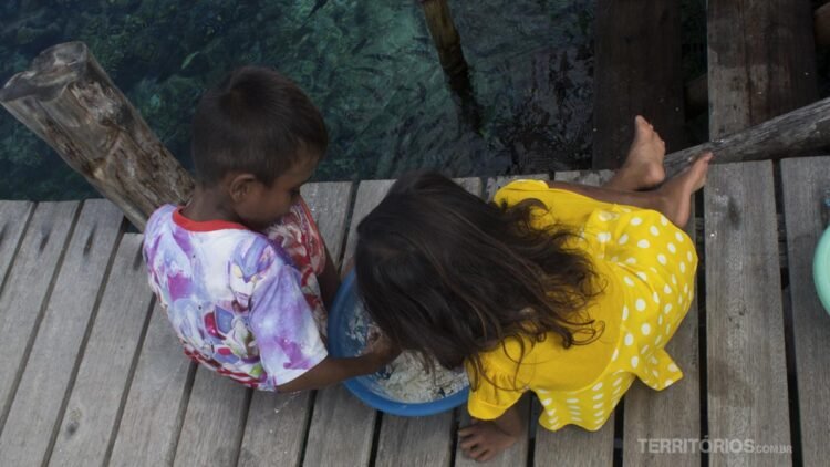 crianças locais de Raja Ampat