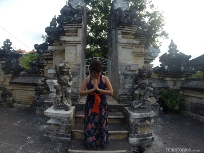 Saia comprida ou sarong são obrigatórios para visitar os templos em Bali