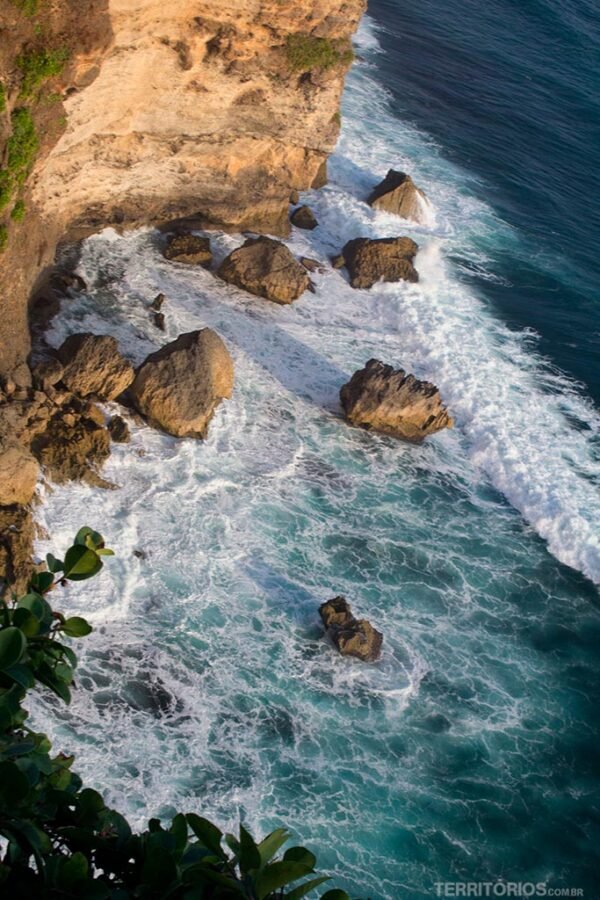 O mar lá em baixo