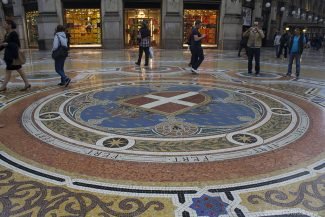 O octógono central representa as capitais italianas em diferente épocas: Milão, Torino, Firenze e Roma. Os lustres representam os continentes, América, Europa, África e Ásia