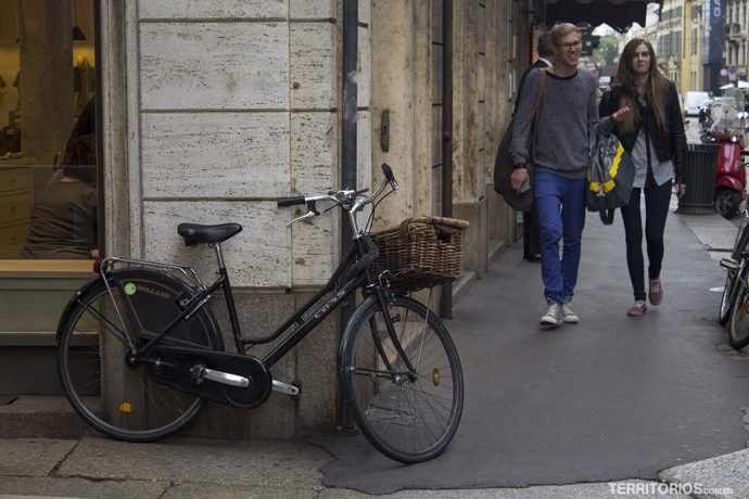Ruas de Milão e as bicicletas