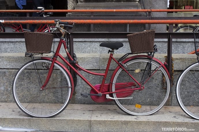Ruas de Milão e as bicicletas