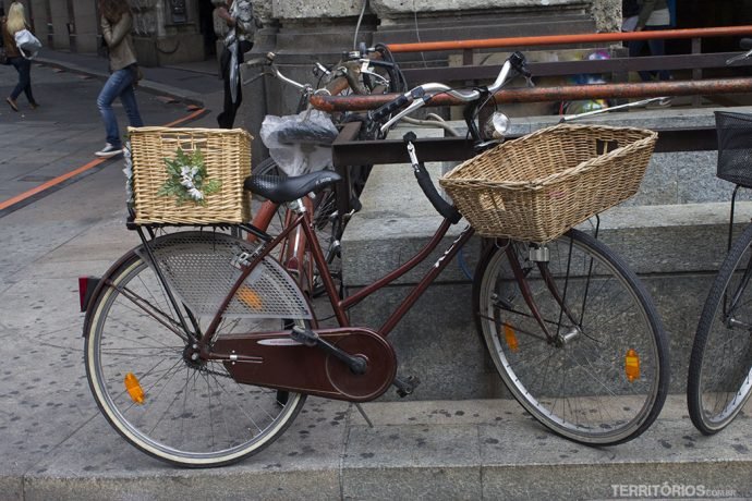 Ruas de Milão e as bicicletas