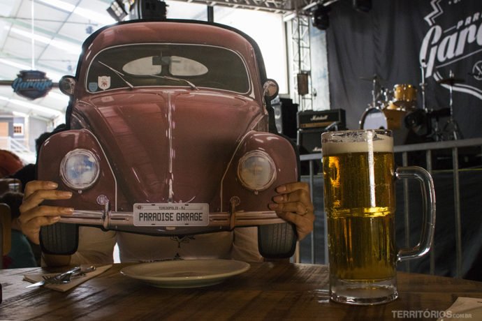 Carros e Rock and Roll são a temática do bar em Teresópolis