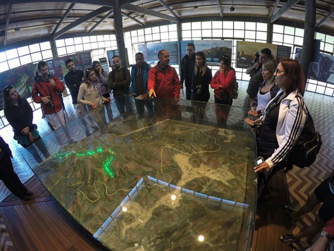 Guia Henrique na Maquete do PARNASO