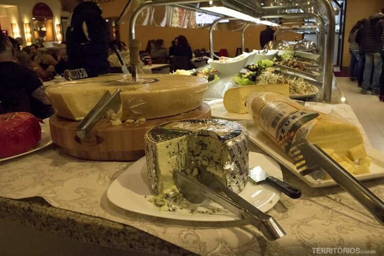 Muitos queijos no buffet do Variettá Grill