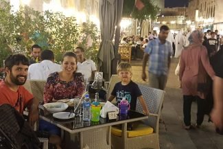Leandro, Juliana e Lucas em bar ao ar livre em Abu Dhabi ou Dubai