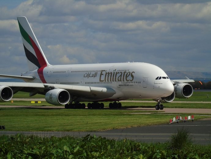Emirates não voa para Abu Dhabi ou Dubai, somente Dubai