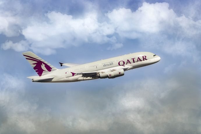 Qatar tem hub em Doha, portanto não  faz paradas em Abu Dhabi ou Dubai