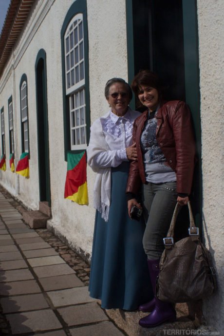 Com Dona Íris Leão na Casa Gomes Jardim no início da Rota Caminho Farroupilha
