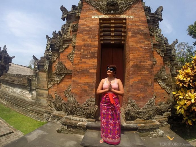 O uso do sarong é obrigatório para homens e mulheres nos templos de Bali