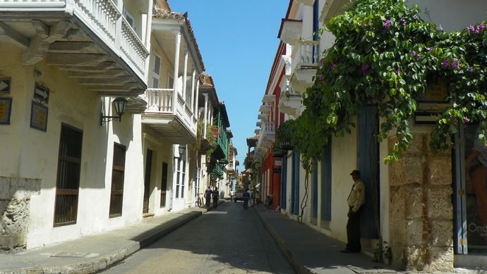 Caminhar pelas ruas da cidade murada é um ótimo programa em Cartagena