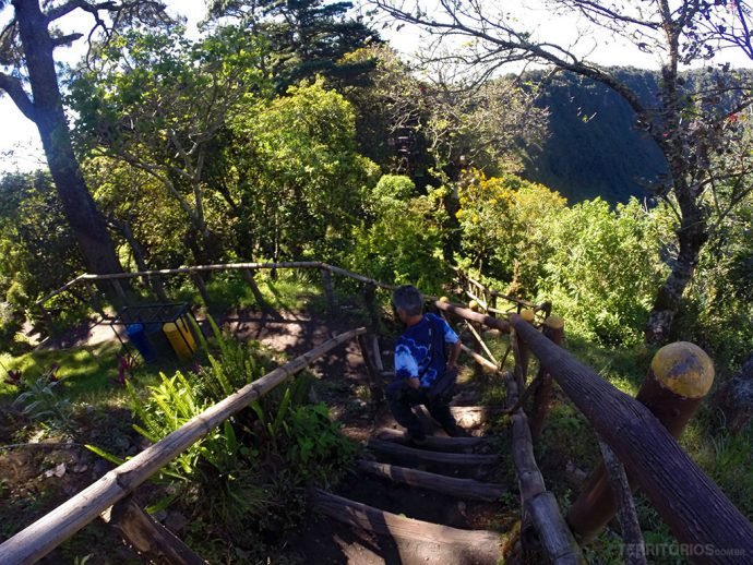 Trilha por escadas é feita na sombra a maior parte do tempo no Parque El Boquerón