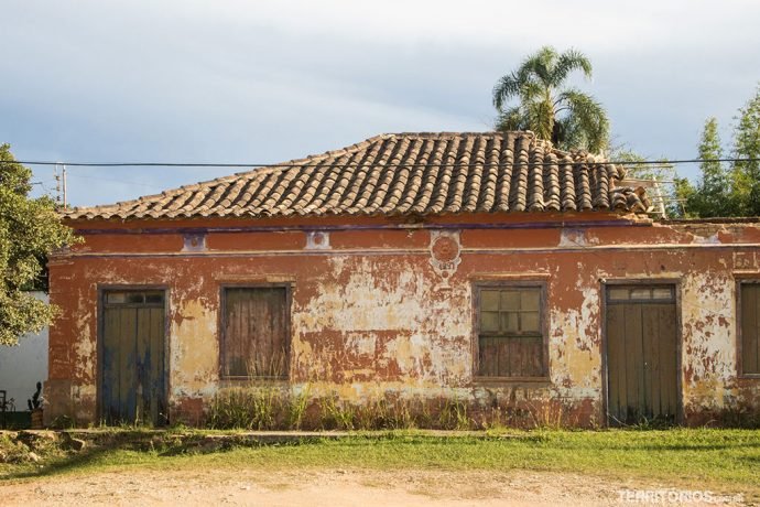 Ruínas de uma casa colonial de 1897 na beira da estrada