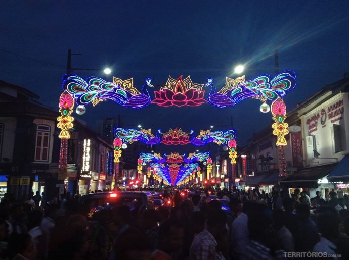 Luzes para o Festival Deepavali no bairro Little India em Singapura