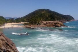 Praia em Trindade ilustra o texto gastar pouco em Paraty