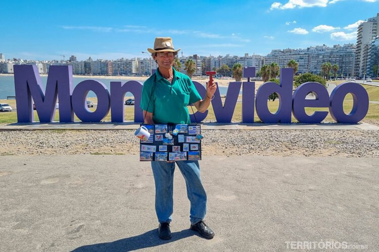 Vendedor de souvenir em frente ao letreiro, destaque entre bairros de Montevideo