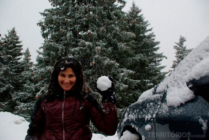 Roberta brincando na neve dos Alpes