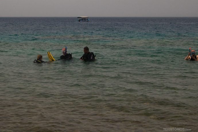 Aula de mergulho na beira da praia em Aqaba