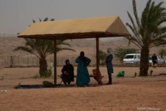 Mulheres de burca curtem o dia na praia em Aqaba