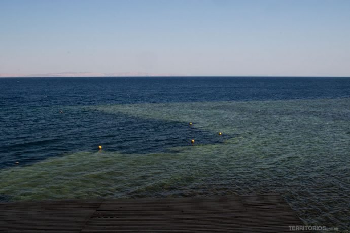 O Blue Hole é parte escura no meio da barreira de corais