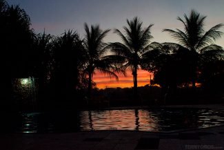 Curtindo as cores do pôr do sol da piscina da Pousada do Lajes