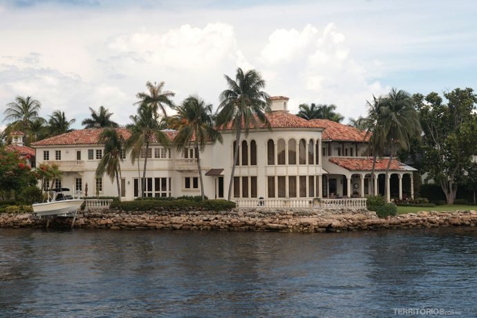 Uma das várias mansões dos canais de Fort Lauderdale