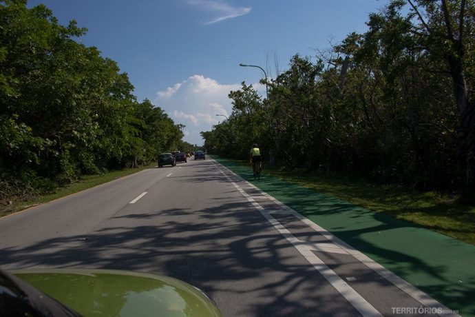 Estrada para o parque tem ciclovia em Key Biscayne