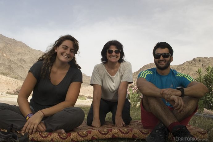 Descanso no fim da trilha em Wadi El Ghuweir com Hana e Fouad, da Treks