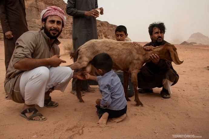Família de beduínos mostra sua cultura em Wadi Rum