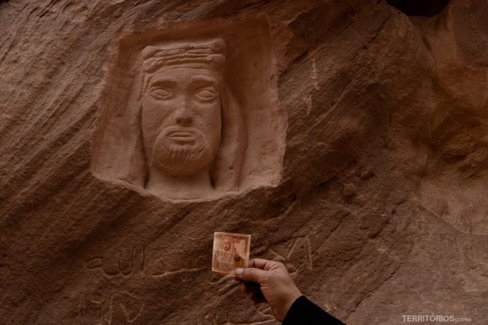 Cara do antigo rei encravada nas pedras, o mesmo da nota de  dinar