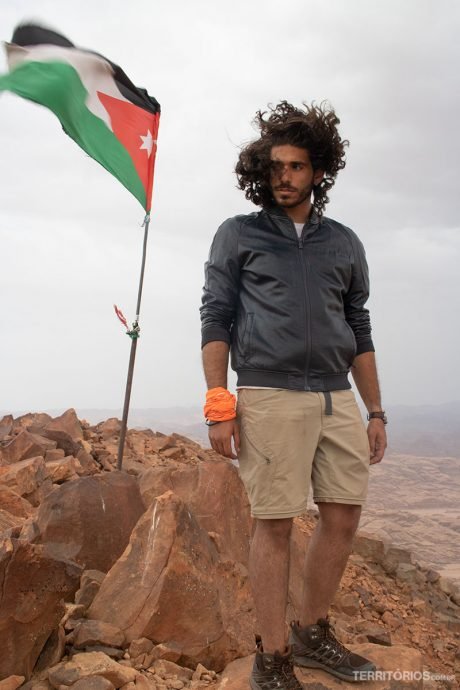 O guia Marwan Douleh fazendo pose no ponto mais alto do seu país