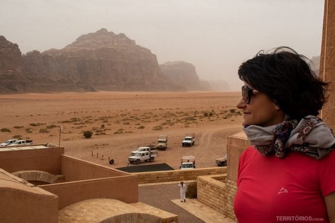 Me acostumando com a poeira no Centro de Visitantes de Wadi Rum