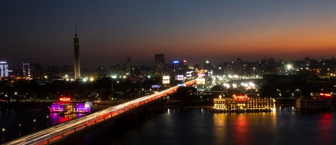 Cairo noturno visto da janela do hotel