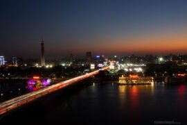 Cairo noturno visto da janela do hotel
