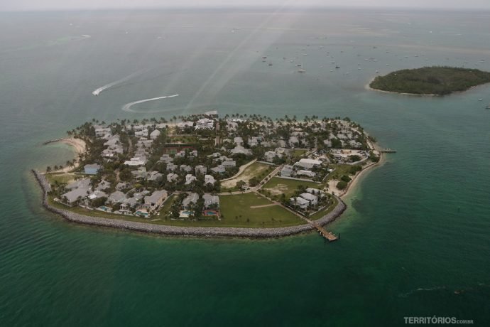 Ilha com mansões tem acesso somente por mar