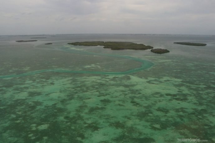 Canal natural entre as ilhas e corais visto durante o passeio da Helicopter Tour.