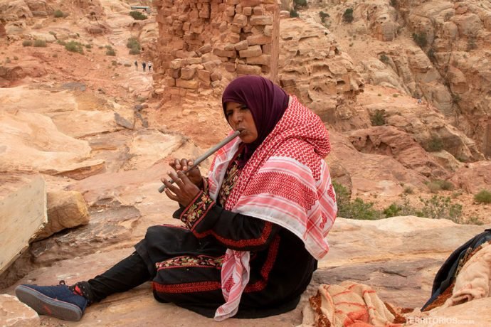 Local em Petra toca flauta