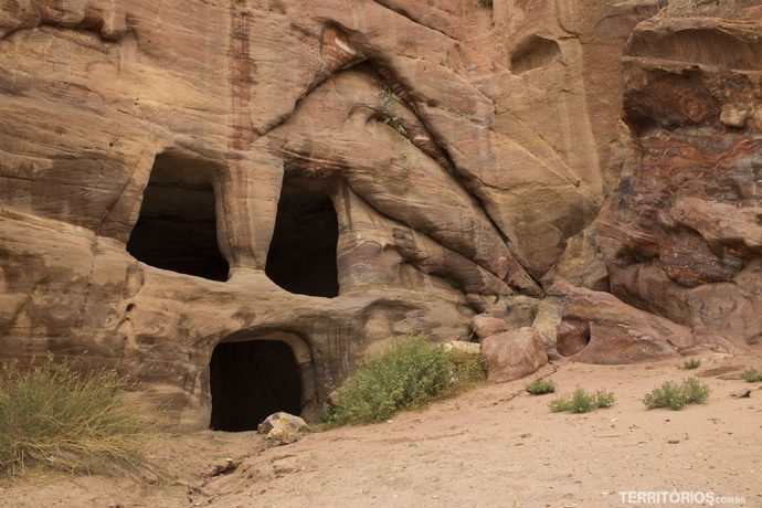 caverna faz careta em Petra