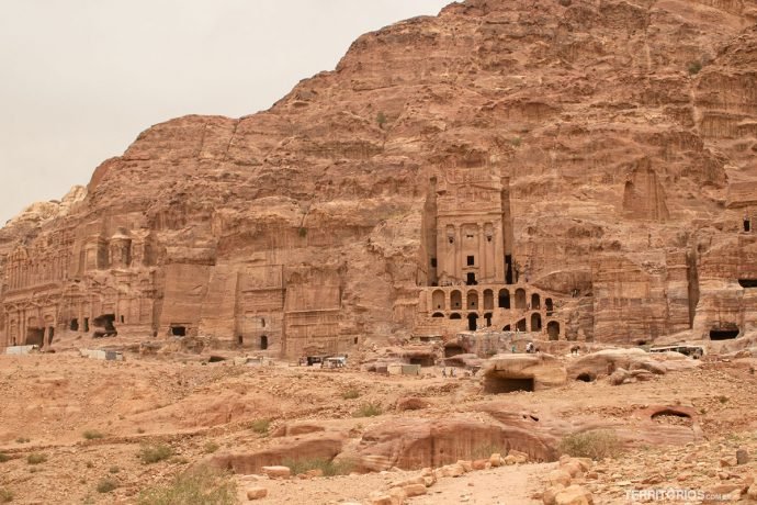 Rua das Fachadas na cidade de pedras: Petra