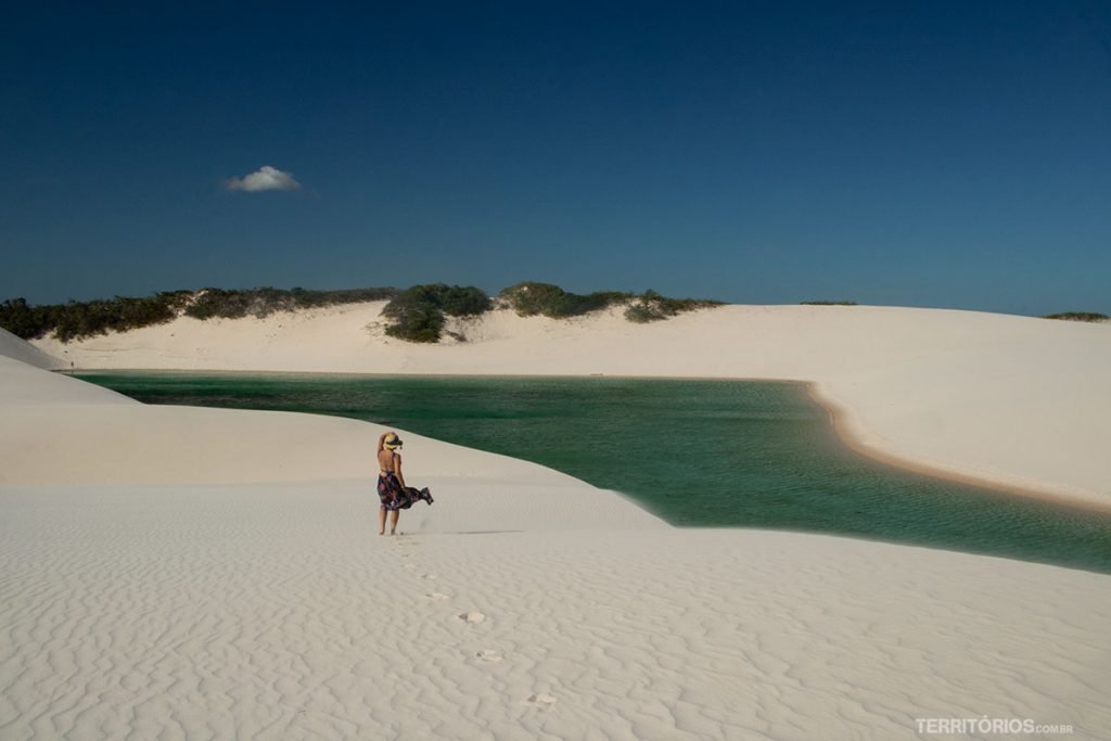 roberta martins caminha nos Lençóis Maranhenses dica de viagem para agosto