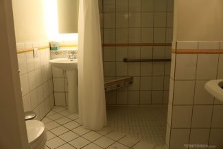 Banheiro é a única parte antiga no interior do hotel