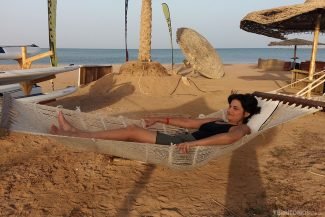 De maio e short na praia em Sharm El Sheik
