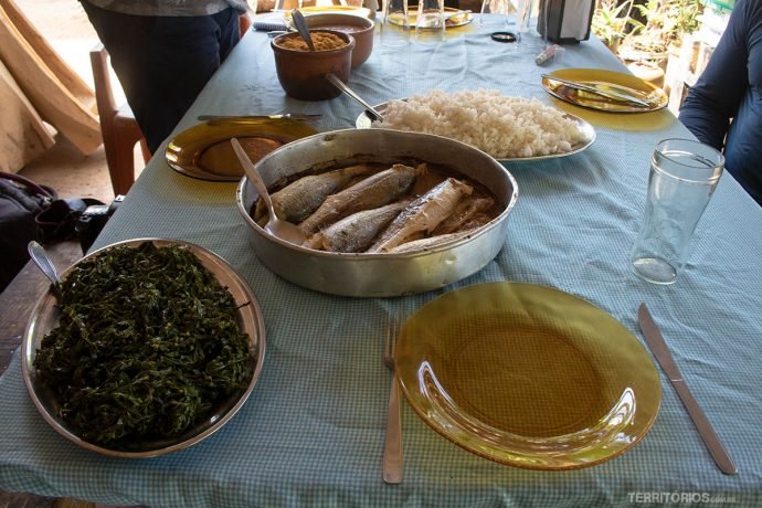 Suco de frutas naturais, peixe fresco, tarobá