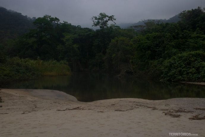 Rio no lado esquerdo da praia