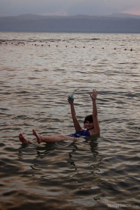 Foto clássica porque é fácil demais flutuar no Mar Morto