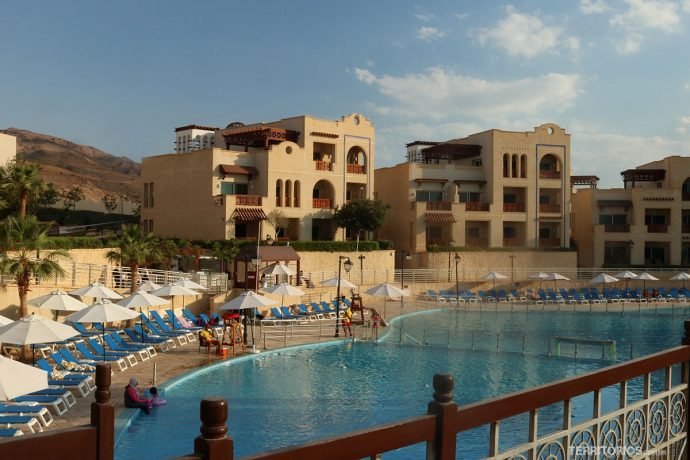 Piscina e apartamentos do The Crown Plaza Dead Sea